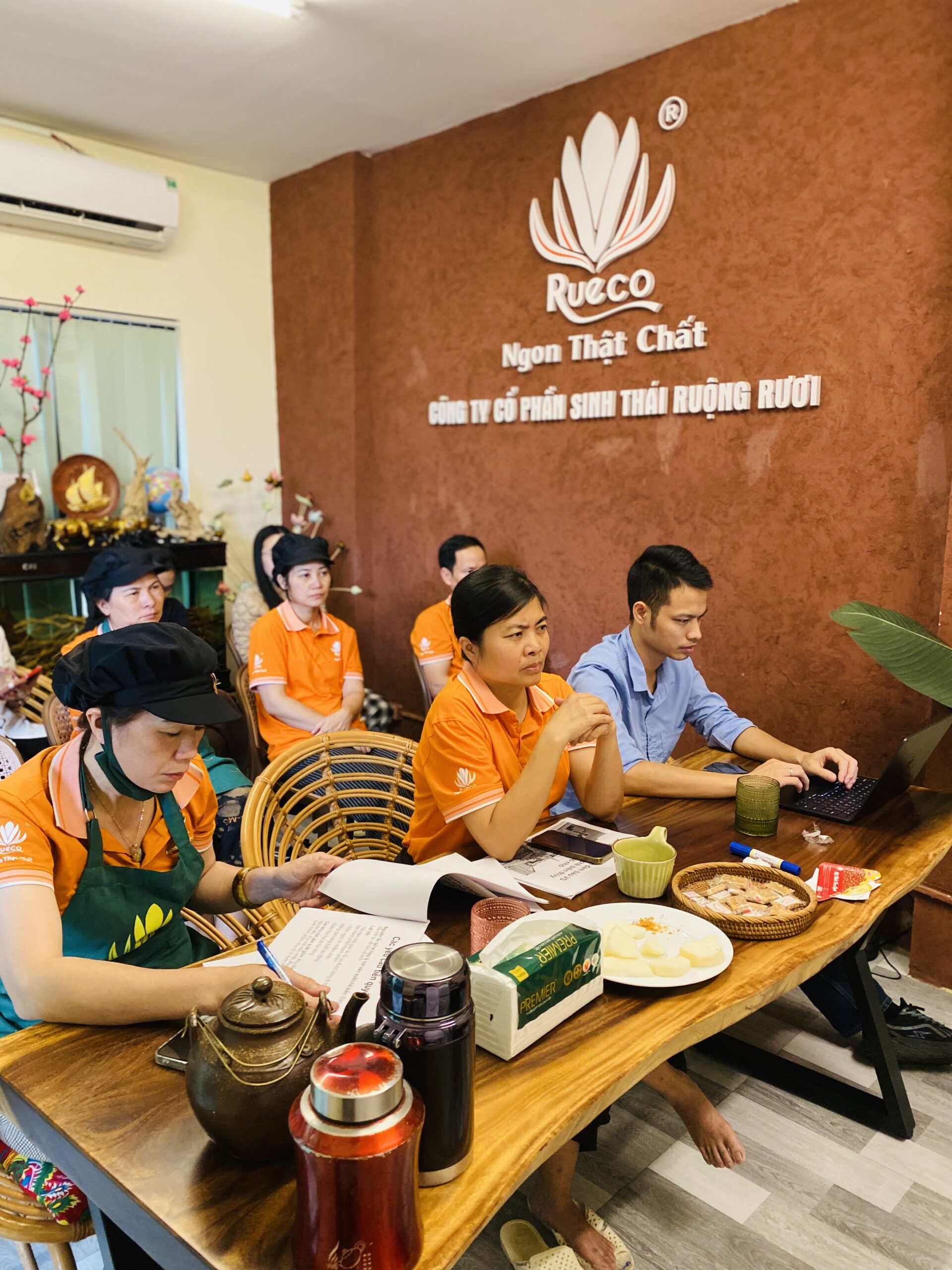 Tiến sĩ Trần Thị Dung trực tiếp chia sẻ tại Công ty Cổ phần Sinh thái Ruộng Rươi Rueco JSC.