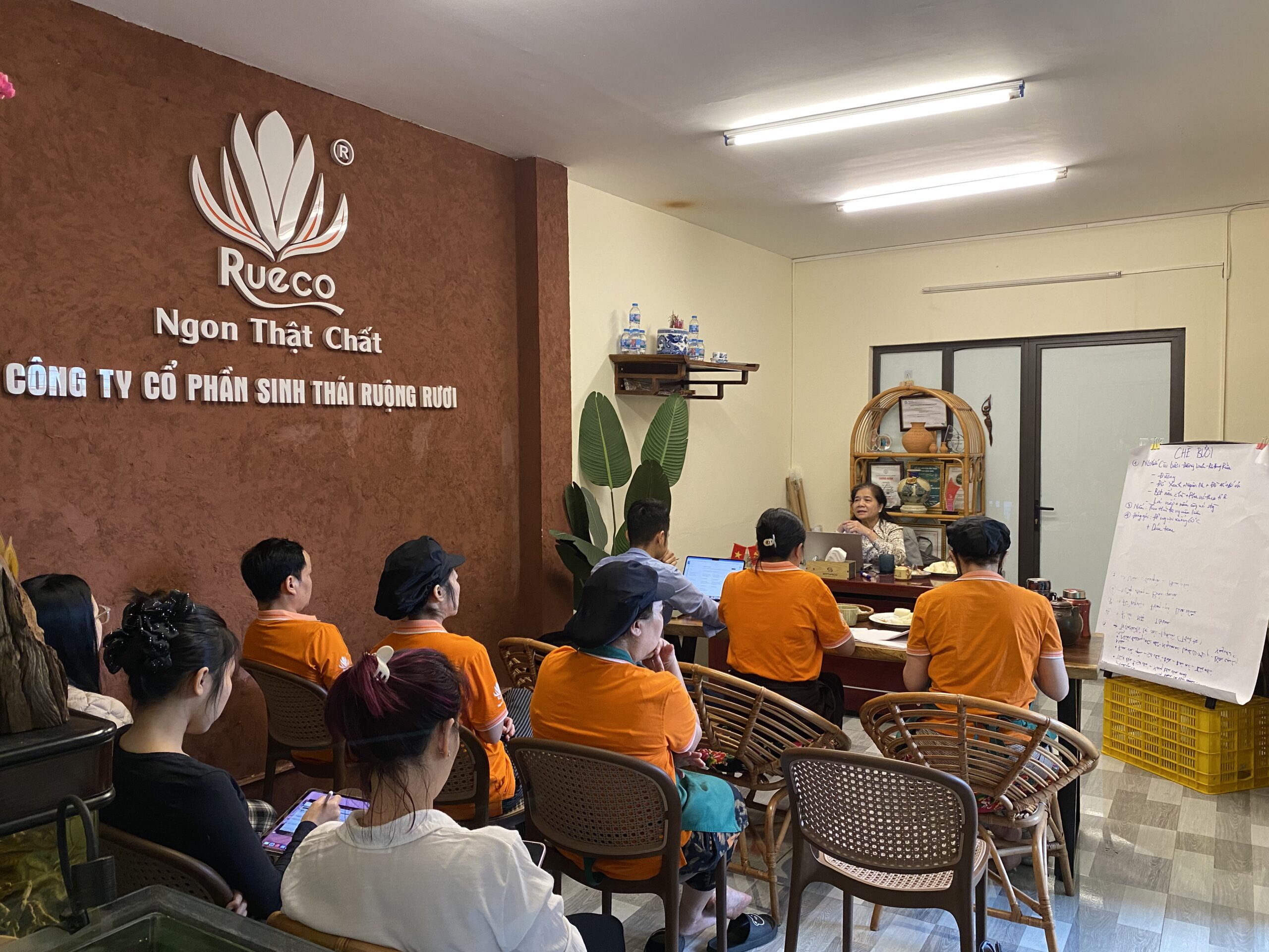 Tiến sĩ Trần Thị Dung trực tiếp chia sẻ tại Công ty Cổ phần Sinh thái Ruộng Rươi Rueco JSC.