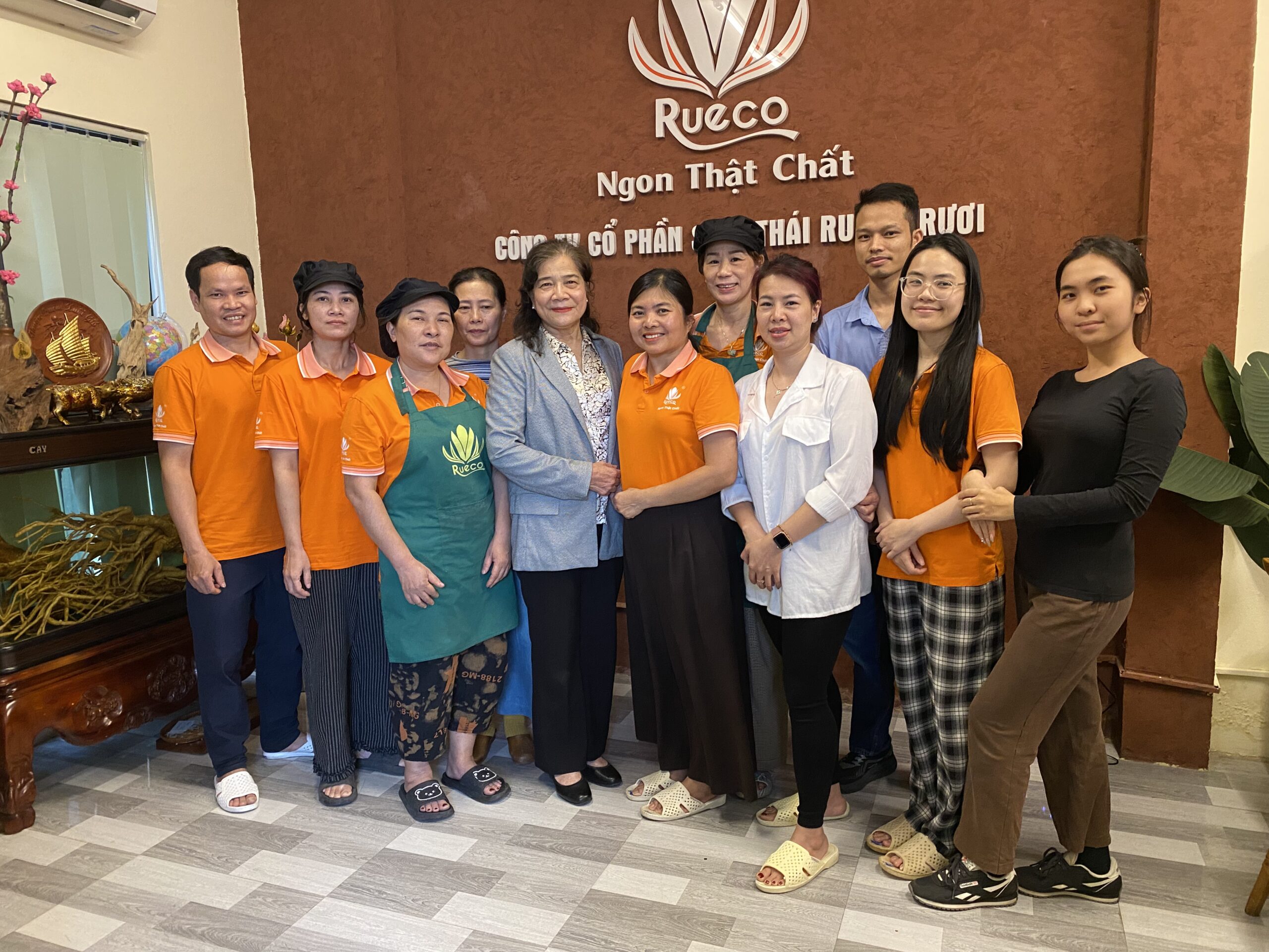 Tiến sĩ Trần Thị Dung trực tiếp chia sẻ tại Công ty Cổ phần Sinh thái Ruộng Rươi Rueco JSC.